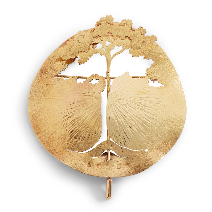 Lot 110 | § An 18ct gold brooch, by Malcolm Appleby | Diameter: 8.4cm | £1,800 - £2,500 + fees